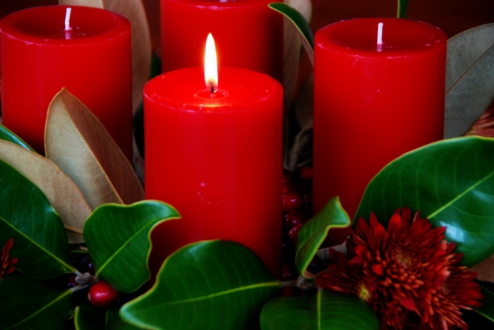 ideen adventskranz rote kerzen blätter weihnachten