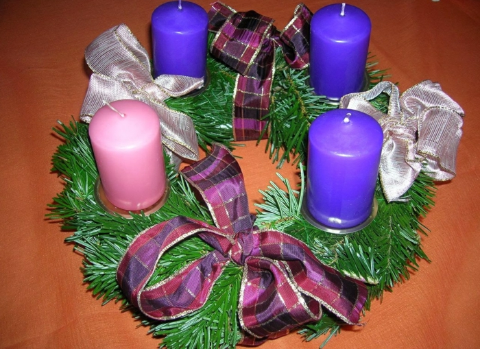 adventskranz dekorieren vier kerzen rosa lila bänder dekoideen weihnachten