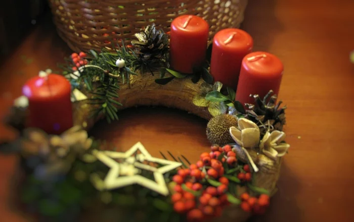 adventskranz dekorieren weihnachten symbole festliche tischdeko