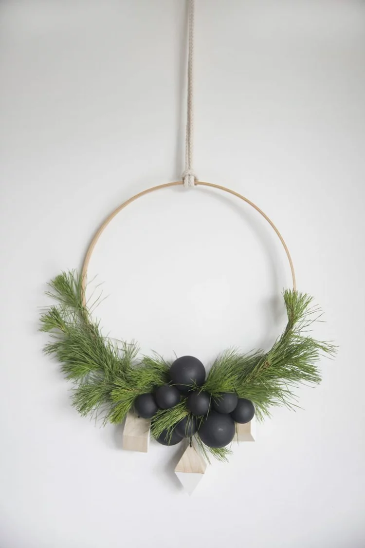 Kranz runde Form einfaches Design moderne DIY Projekte Tannengrün schwarze Weihnachtskugeln