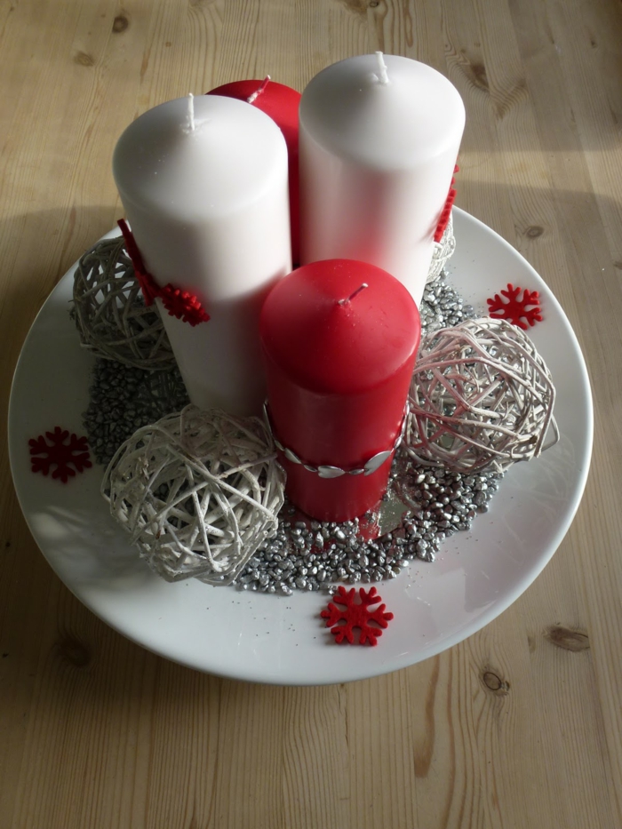 adventskranz modern kerzen rot weiß dekoideen weihnachten