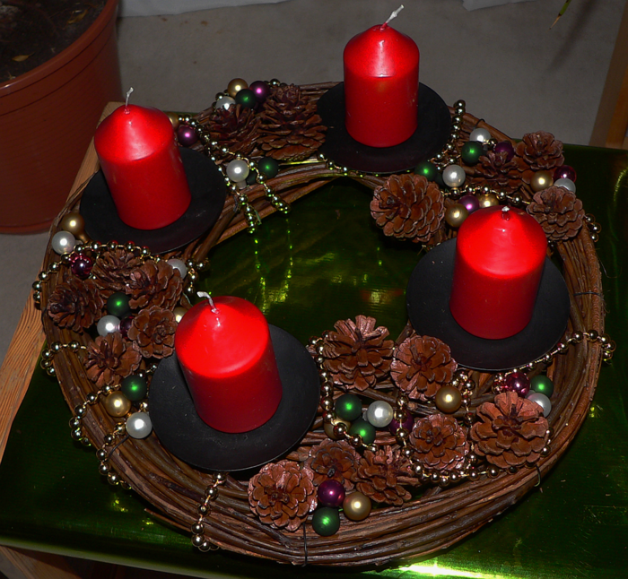 ideen adventskranz rote kerzen dekoketten zapfen dekoideen weihnachten