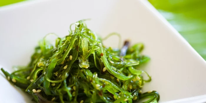 gesundes essen algen essen salat machen