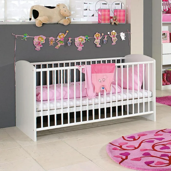 babybett kaufen auswählen designs babyzimmer graue wandfarbe rosa akzente