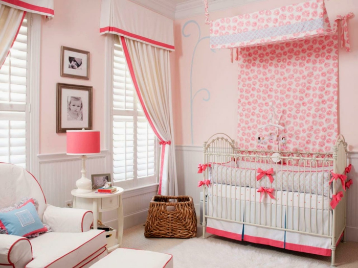 babybett kaufen babyzimer einrichten schöne muster lange gardinen aufbewahrungskorb