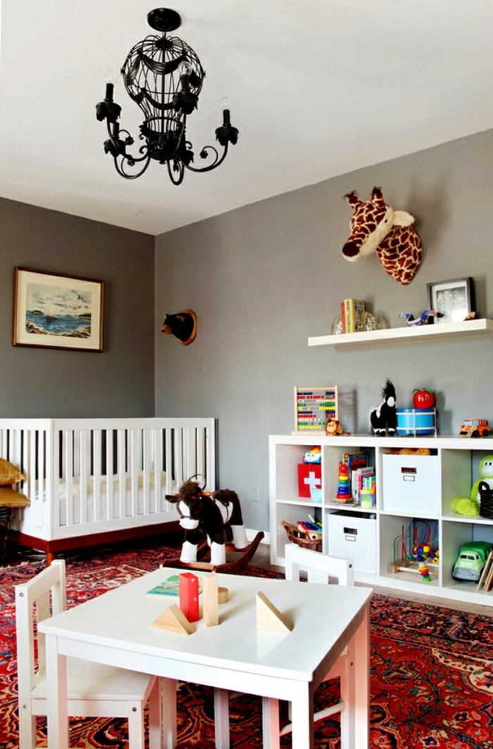 babybett kaufen babyzimmer gestalten roter teppich weiße möbel spielzeuge