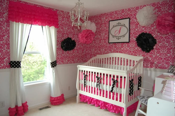 babybett kaufen dekorieren babyzimmer mädchen gestalten blumentapete rosa akzente