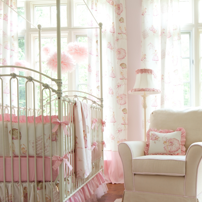 babybett kaufen mädchen babyzimmer gestalten rosa creme farbnuancen