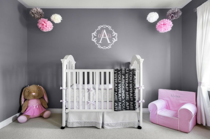 babybett kaufen nützliche tipps babyzimmer teppichboden rosa sessel graue wandfarbe