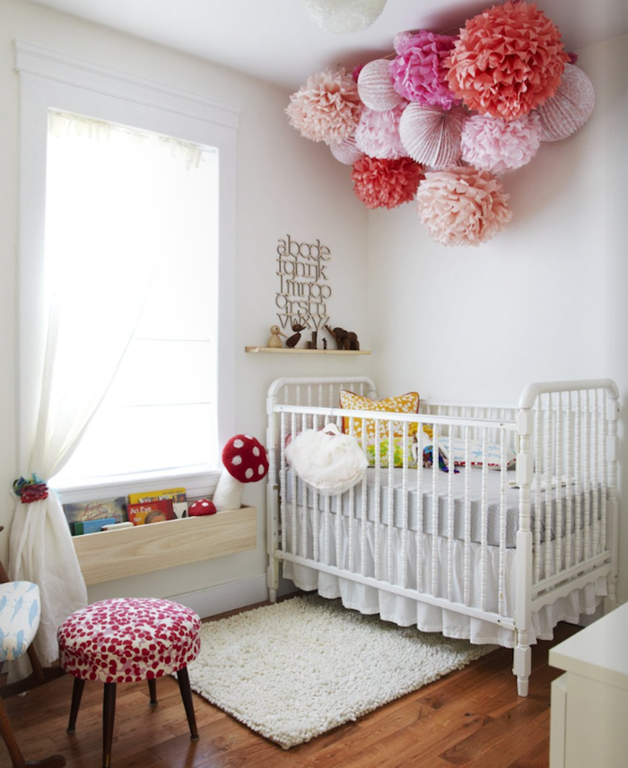babybett kaufen tipps weißer teppich weiße wände babyzimmer dekorieren