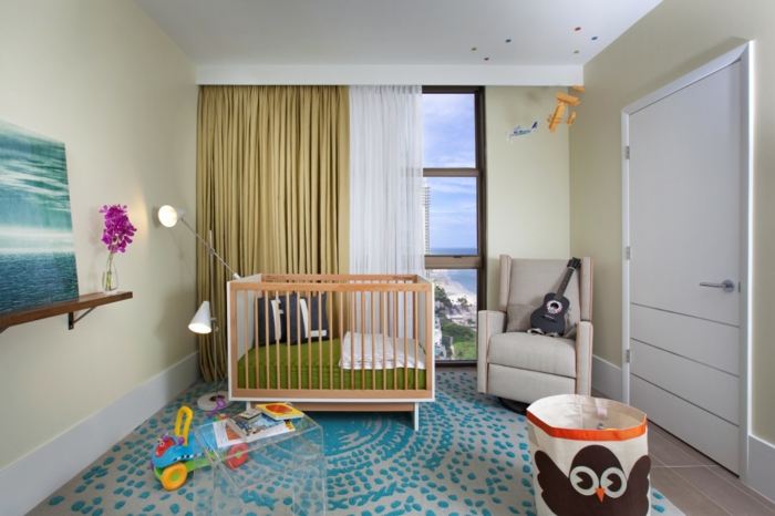 babybetten design babyzimmer einrichten ideen schöner teppich lange gardinen