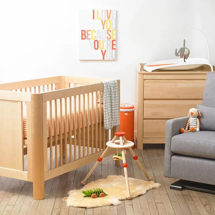 babybetten design babyzimmer gestalten holzboden fellteppich grauer sessel