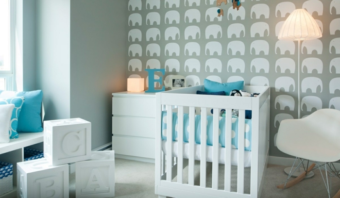 babybetten weiß babyzimmer dekorieren lustige wandtapete stehlampe schaukelstuhl