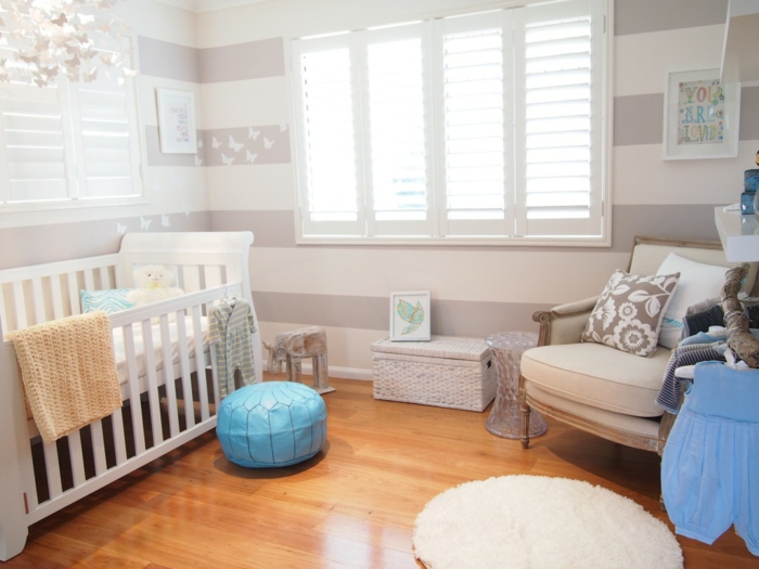 babybetten weiß babyzimmer gestalten blaue akzente streifenmuster wandgestaltung
