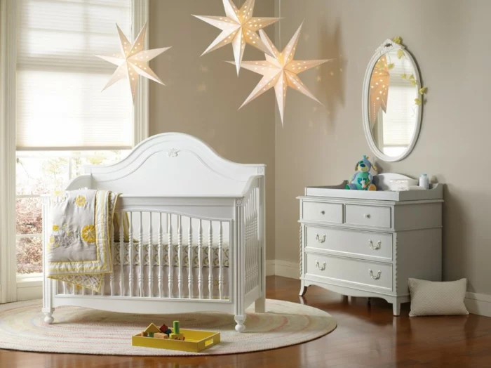babybetten weißes mobiliar teppich wandspiegel babyzimmer gestalten
