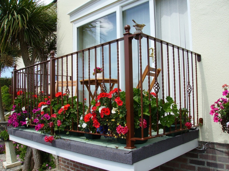 balkonideen kleiner balkon gestalten und mit pflanzen dekorieren