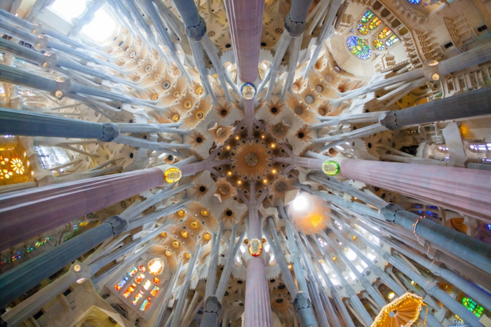 barcelona sehenswürdigkeiten kathedrale sagrada familia interieur