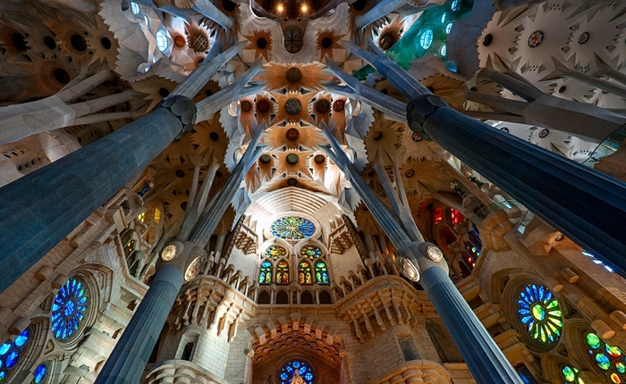 barcelona sehenswürdigkeiten sagrada familia innendesign säulen arkaden