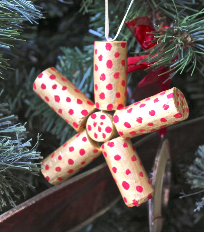 bastelideen weihnachten kork verwenden baumanhänger basteln farbig machen