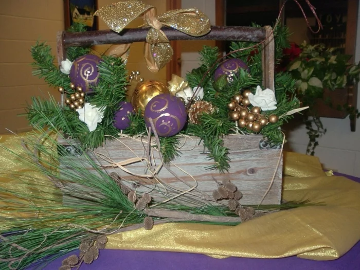 dekoideen weihnachten goldene tischdecke lila baumanhänger grün