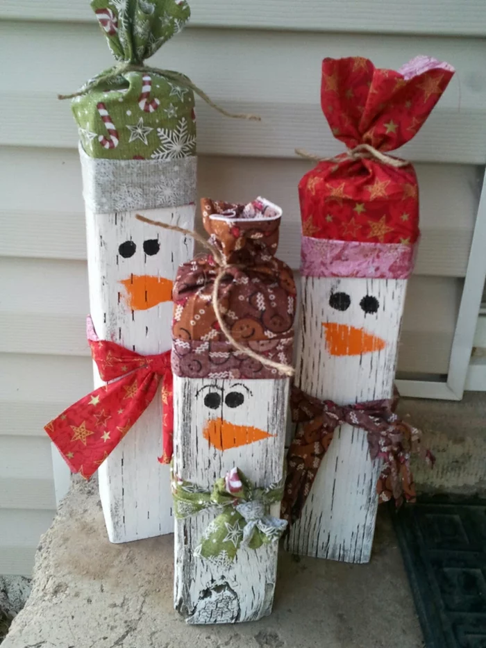diy deko ideen weihnachten adventszeit schneemänner selber basteln bunte stoffe geschenkpapier