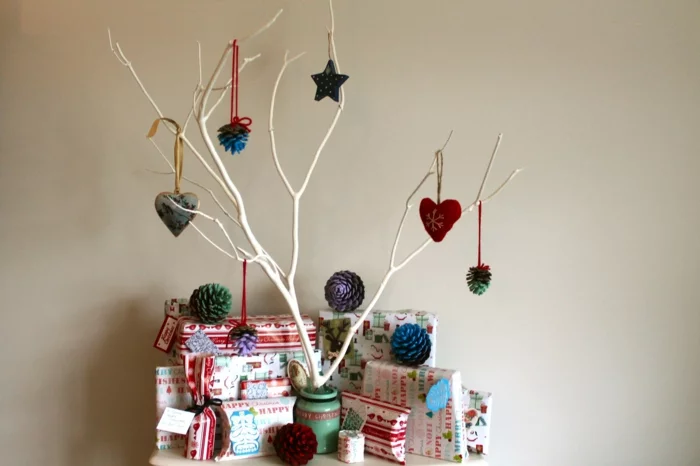 diy deko ideen weihnachten adventszeit zweige tannenzapfen filz christbaumschmuck