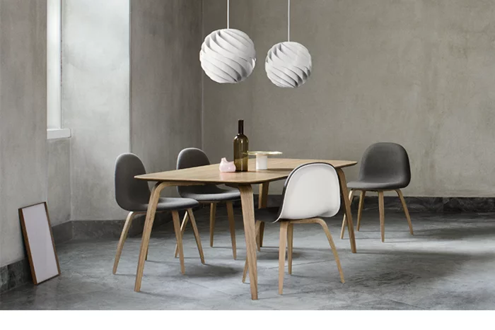 dänisches design skandinavisch einrichten esszimmer hängeleuchten stühle esstisch gubi