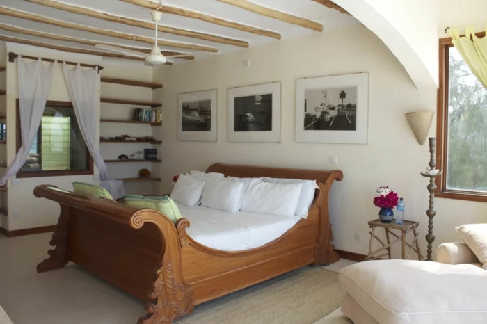 einrichtungsideen schlafzimmer bett design offene wandregale holzbalken blumen