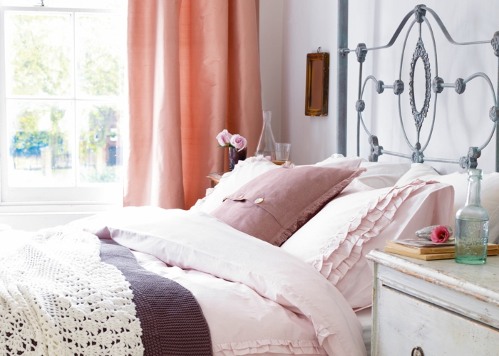 einrichtungsideen schlafzimmer romantischer look frische gardinen schöne bettwäsche