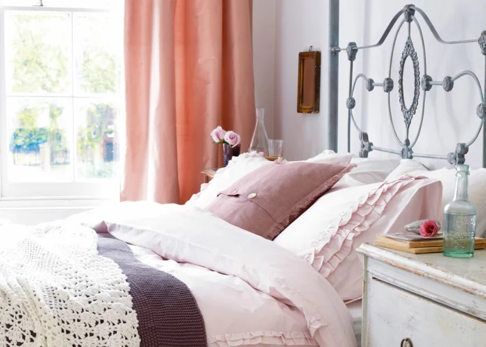 einrichtungsideen schlafzimmer romantischer look frische gardinen schöne bettwäsche