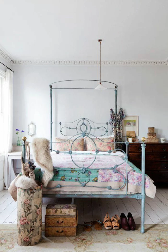 einrichtungsideen schlafzimmer vintage bett rustikale elemente blumenmuster
