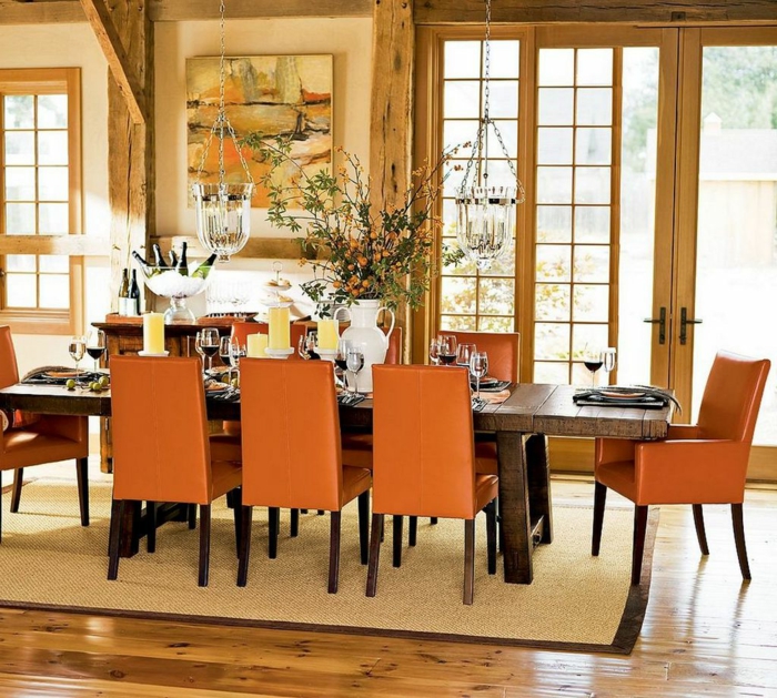 esszimmer einrichten orange stühle rustikaler esstisch teppich holzbalken