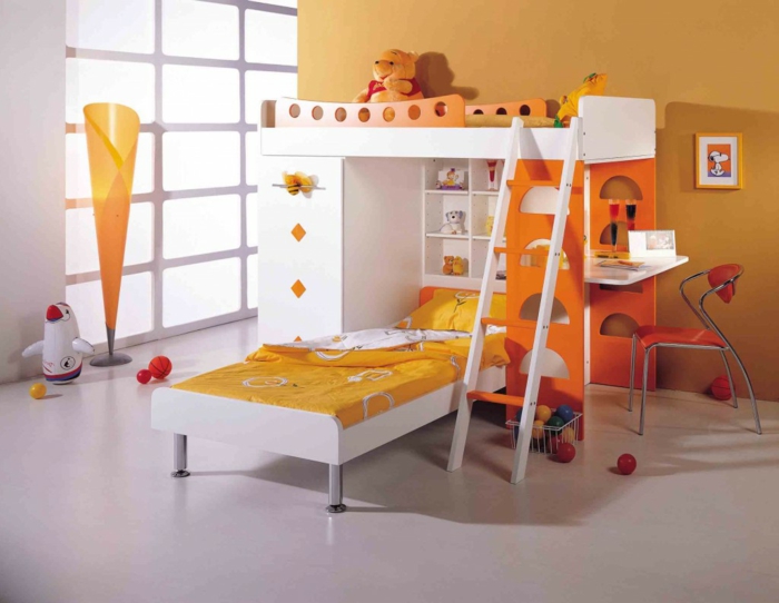 etagenbetten kinderzimmer gestalten orange gelb weiße wände heller boden ausgefallene stehlampe