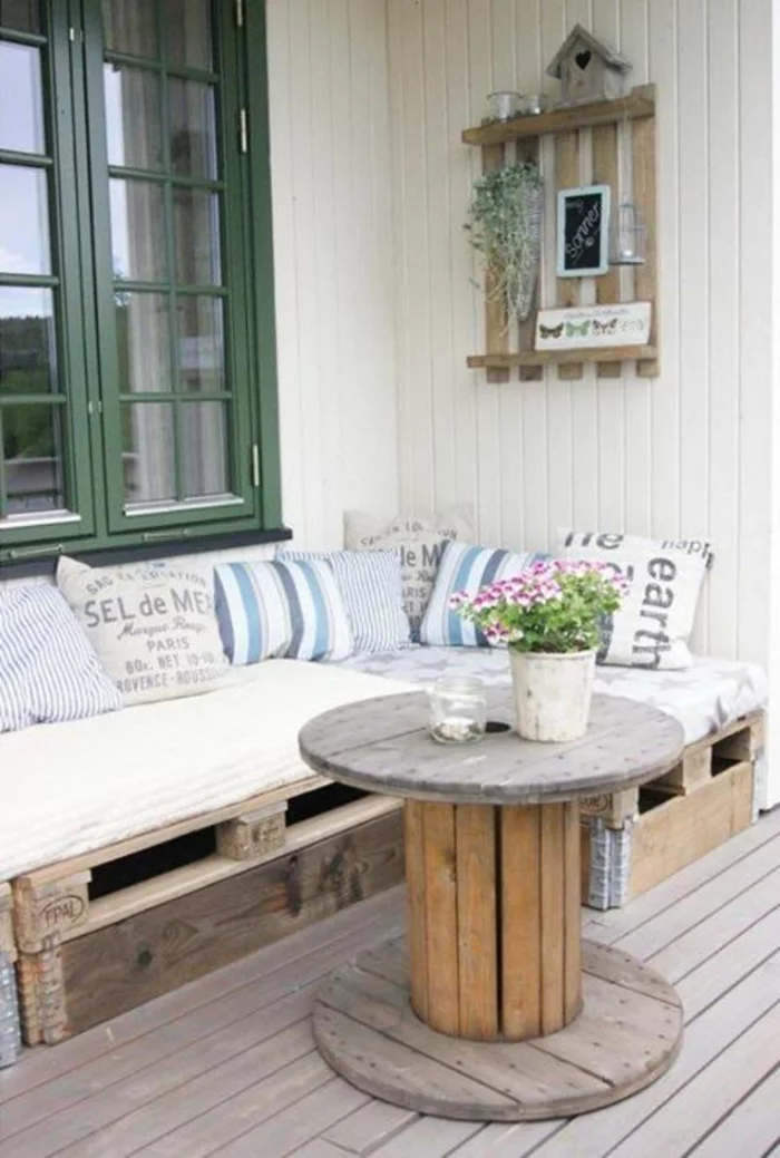 europalette holz paletten balkonmöbel terrassengestaltung sofa couch tisch