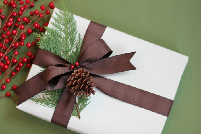 geschenke verpacken geschenk verpacken geschenke schön verpacken geschenk biene braun gruen winterlich