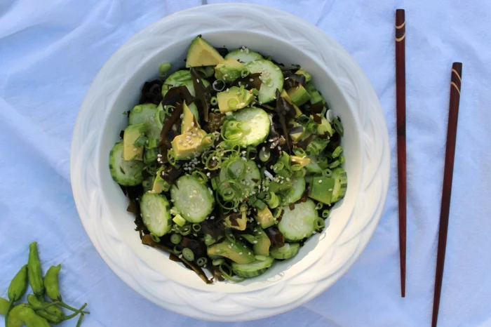 gesundes essen salat algen gurken avocado