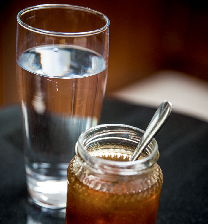gesundes leben wasser trinken honig hinzufügen gesundheit