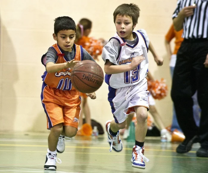kindersport arten jungen basketball treiben