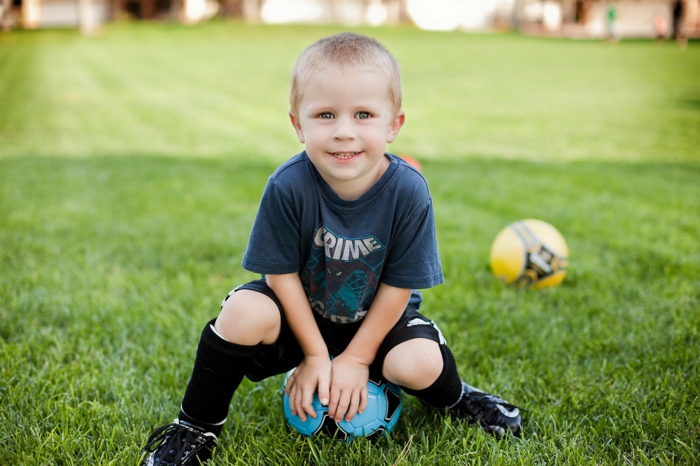 kindersport auswählen jungen fußball spielen