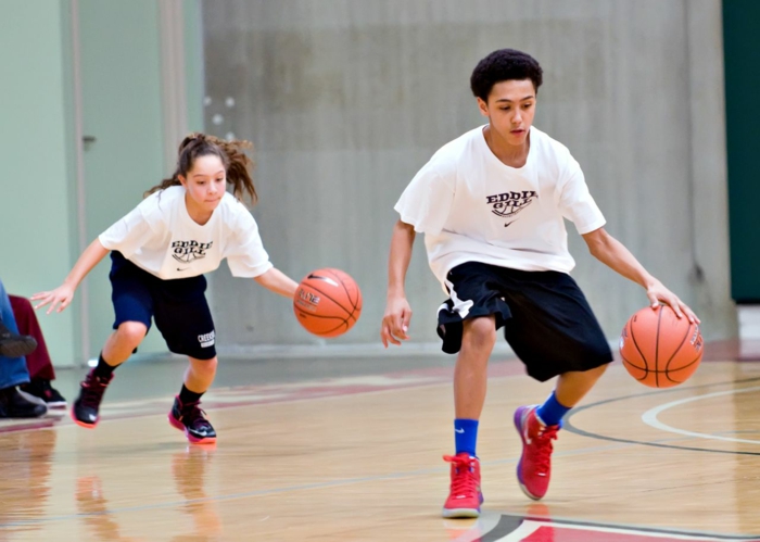kindersport auswählen jungen mädchen basketball spielen