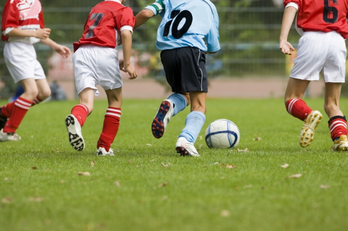 kindersport auswählen jungen fußball spielen