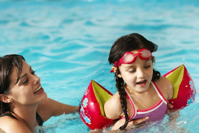 kindersport kinder schwimmen lernen mutter tochter