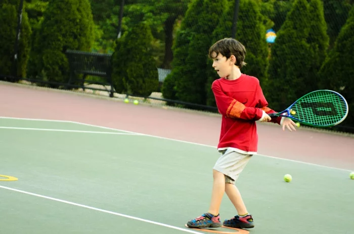 kindersport tennis trainieren junge spielend lifestyle
