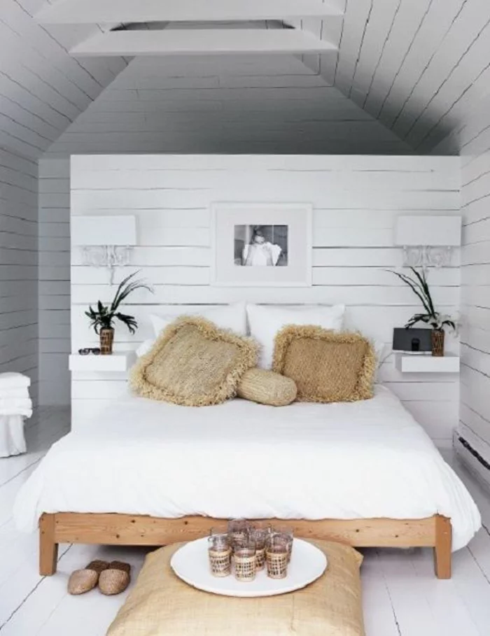 kleines schlafzimmer einrichten doppelbett holzbettgestell sisalkissen naturmaterialien