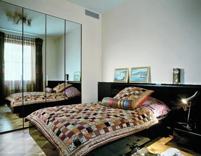 kleines schlafzimmer einrichten doppelbett quilt tagesdecke quadrat muster spiegelwand