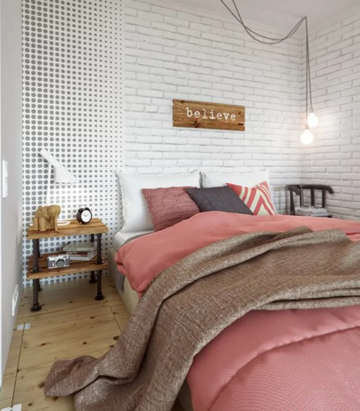 kleines schlafzimmer einrichten doppelbett rosa tagesdecke weiße ziegelwand glühbirnen hängeleuchten