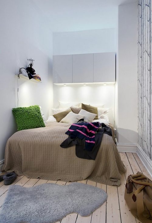 kleines-schlafzimmer-einrichten-doppelbett-wandschränke-weiß-bettnische