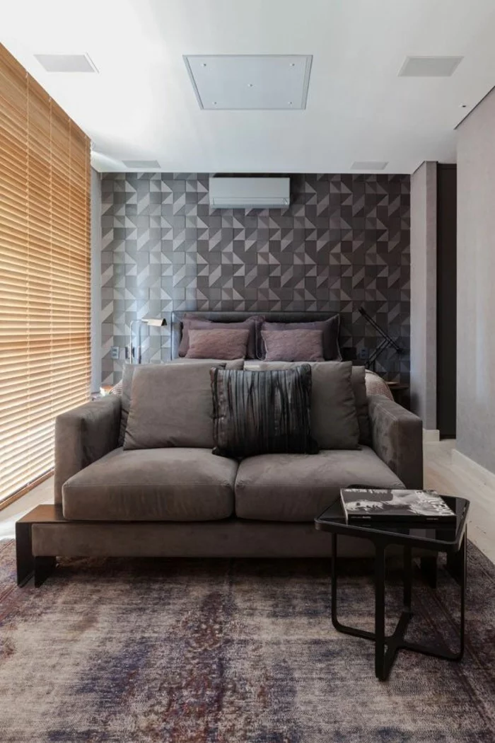 kleines schlafzimmer einrichten dunkle farben braunes sofa geometrische muster wandtapete wanddekoration