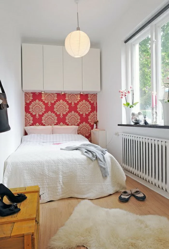 kleines schlafzimmer einrichten florale muster tapete weiße wandschränke doppelbett holztruhe