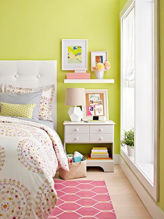 kleines schlafzimmer einrichten grüngelb wandfarbe nachtkonsole wandregal